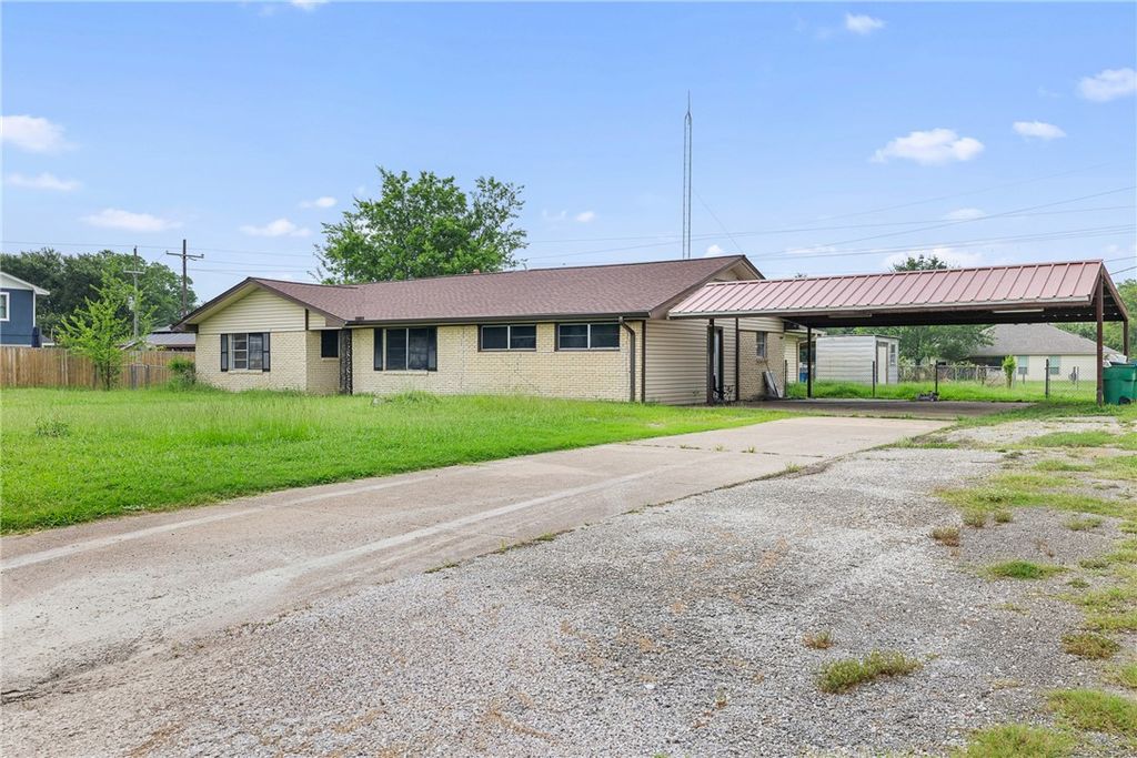 305 West School Street, Madisonville, TX 77864 — photo 3