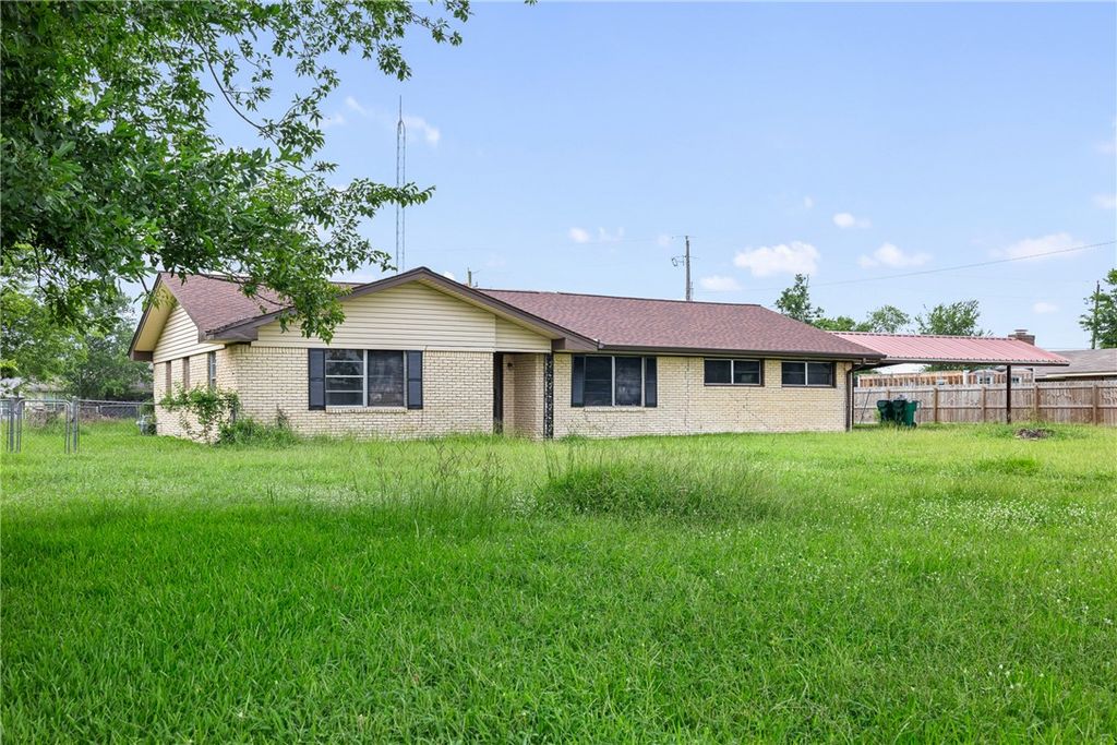 305 West School Street, Madisonville, TX 77864 — photo 4