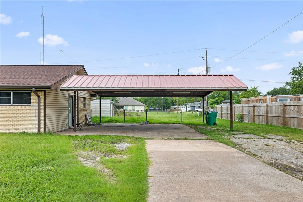 305 West School Street, Madisonville, TX 77864 — photo 5