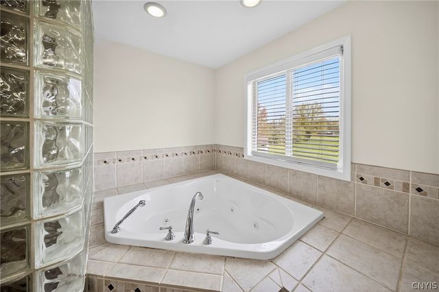 12 Wilbur Dr, Granby, NY 13069