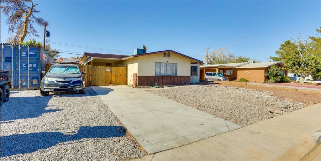 3247 Greenbriar Drive, Las Vegas, NV 89121 — photo 2