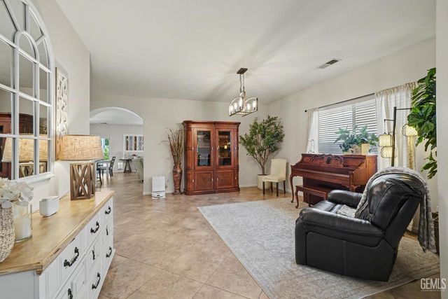 11116 Laramie Peak Drive, Bakersfield, CA 93311