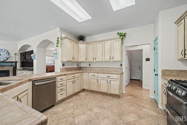 11116 Laramie Peak Drive, Bakersfield, CA 93311