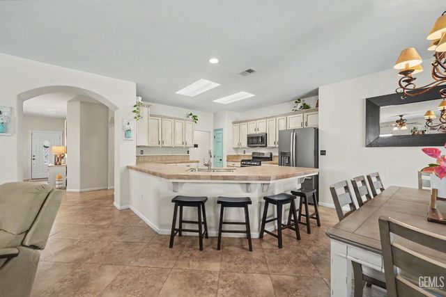 11116 Laramie Peak Drive, Bakersfield, CA 93311
