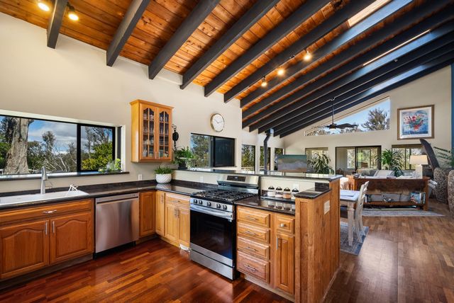 1065 Ehu Rd, Makawao, HI 96768