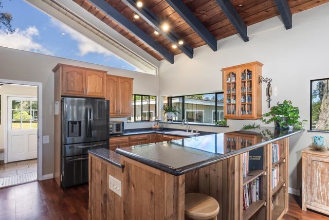 1065 Ehu Rd, Makawao, HI 96768