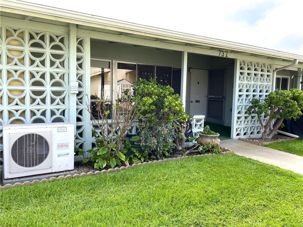 Image 2 of property listing at 1361 Weeburn Rd., M4-73I, Seal Beach, CA 90740