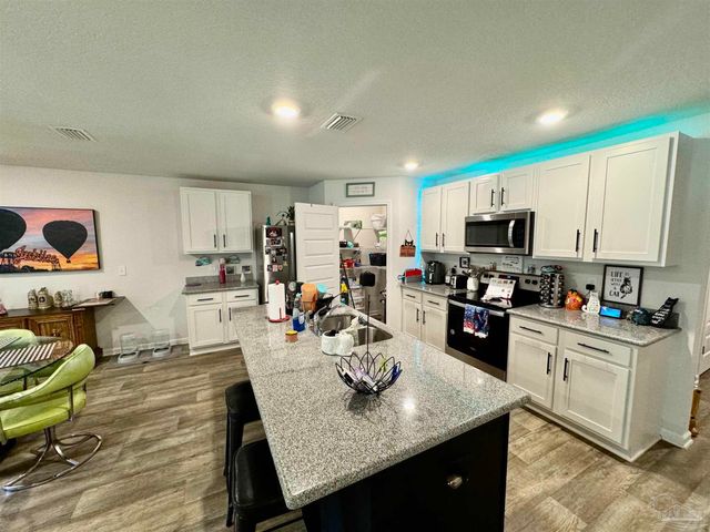 5645 Guinevere Ln, Milton, FL 32583