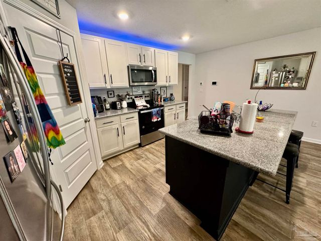 5645 Guinevere Ln, Milton, FL 32583