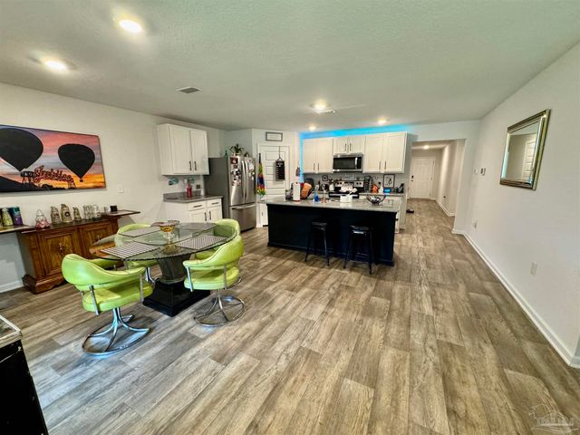 5645 Guinevere Ln, Milton, FL 32583