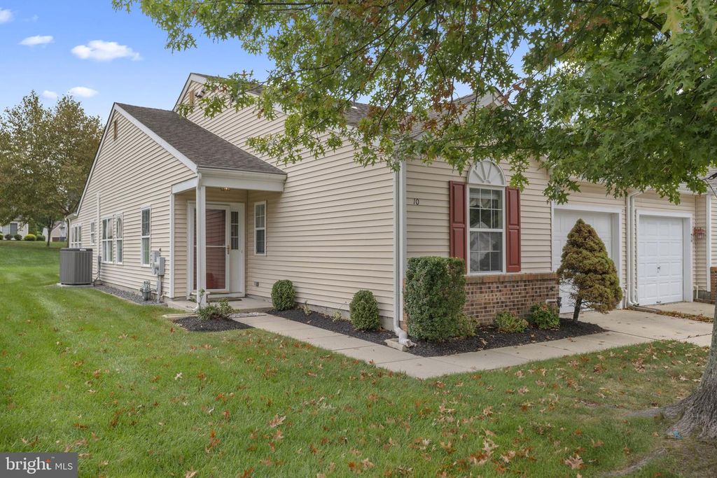 10 YARROW PL, Mount Laurel, NJ 08054