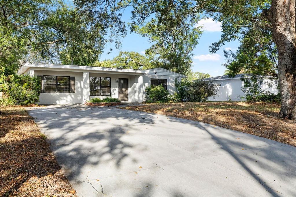 Image 2 of property listing at 11720 N EDISON AVENUE, Tampa, FL 33612