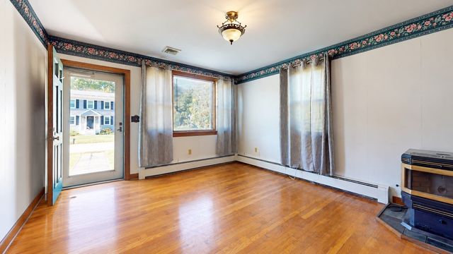 16 Clinton St, Dartmouth, MA 02748