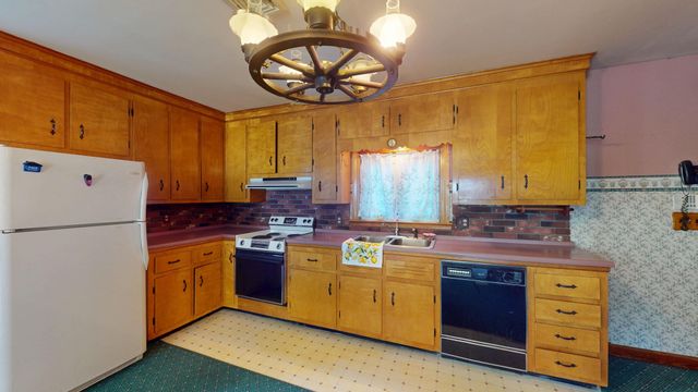 16 Clinton St, Dartmouth, MA 02748