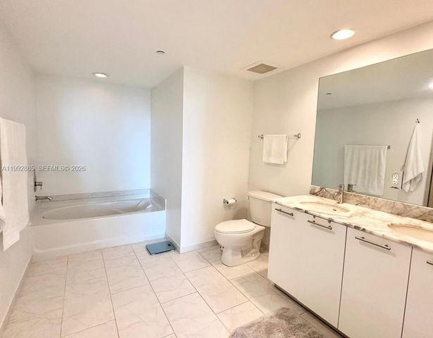950 Brickell Bay Dr 3807, Miami, FL 33131