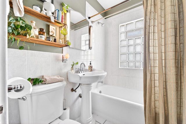 2203 N Bartlett AVENUE, Milwaukee, WI 53202