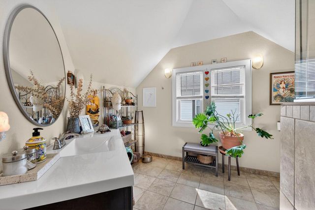 2203 N Bartlett AVENUE, Milwaukee, WI 53202