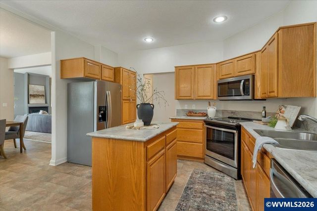 645 N 12th Av, Stayton, OR 97383