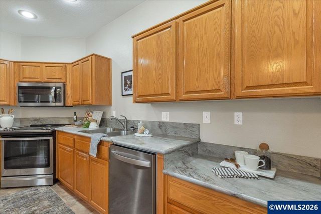645 N 12th Av, Stayton, OR 97383