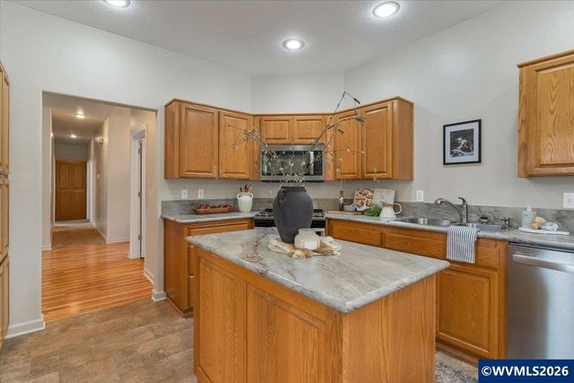 645 N 12th Av, Stayton, OR 97383