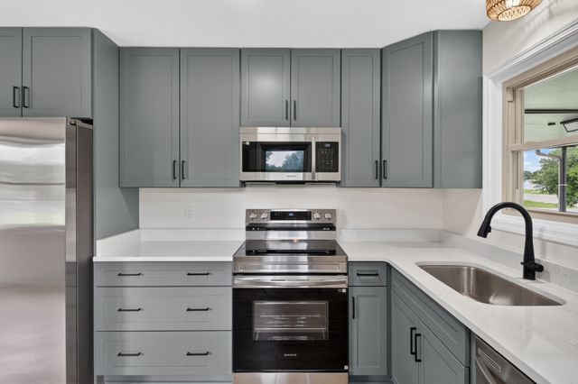 21 Robertson St, Mc Ewen, TN 37101