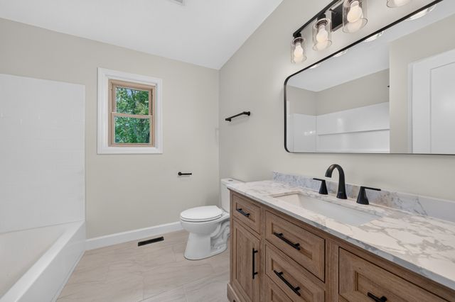 21 Robertson St, Mc Ewen, TN 37101
