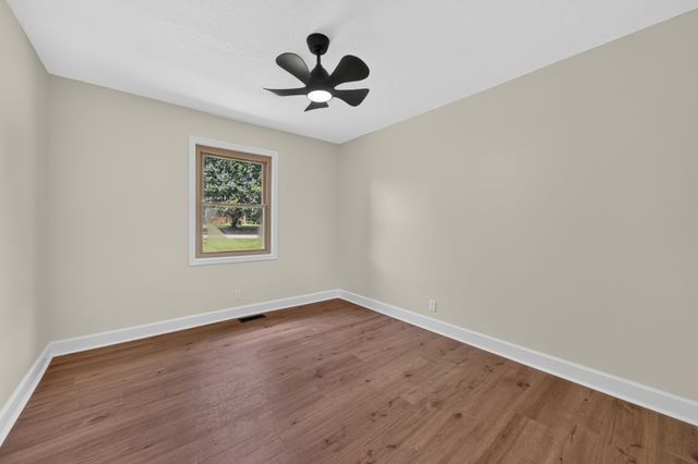 21 Robertson St, Mc Ewen, TN 37101