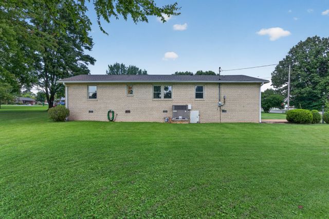 21 Robertson St, Mc Ewen, TN 37101