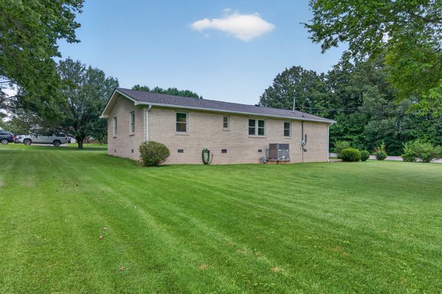 21 Robertson St, Mc Ewen, TN 37101