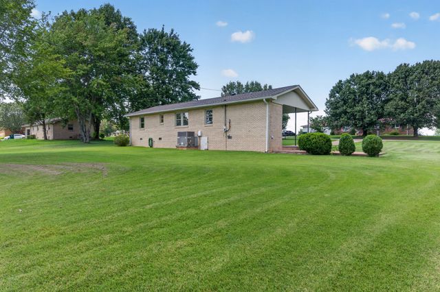 21 Robertson St, Mc Ewen, TN 37101