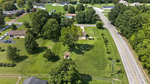 21 Robertson St, Mc Ewen, TN 37101
