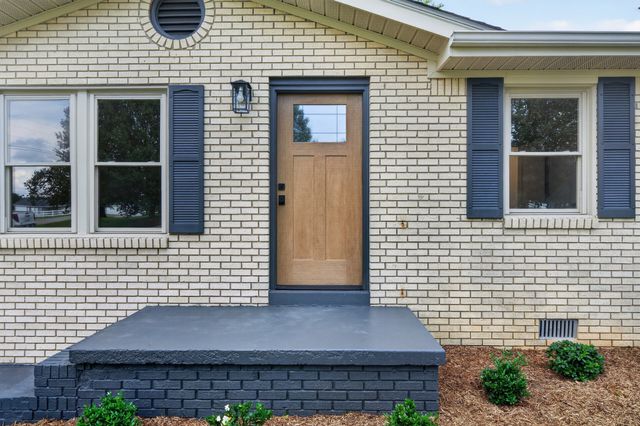 21 Robertson St, Mc Ewen, TN 37101