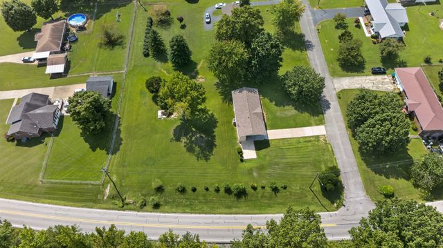 21 Robertson St, Mc Ewen, TN 37101