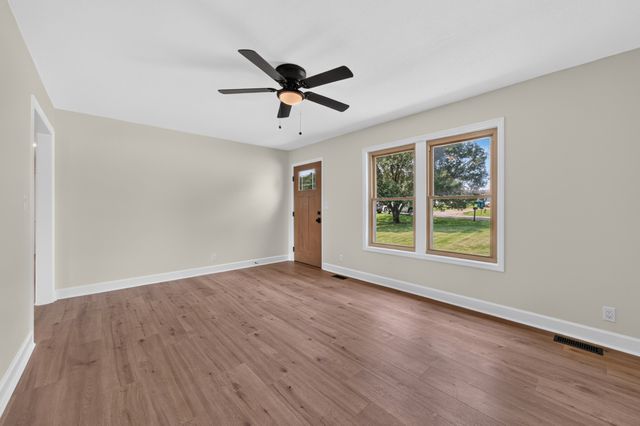 21 Robertson St, Mc Ewen, TN 37101