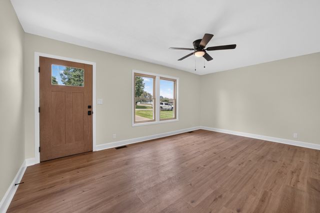 21 Robertson St, Mc Ewen, TN 37101