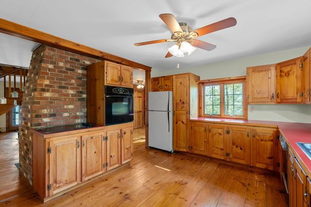362 Snows Pond Rd, Rochester, MA 02770