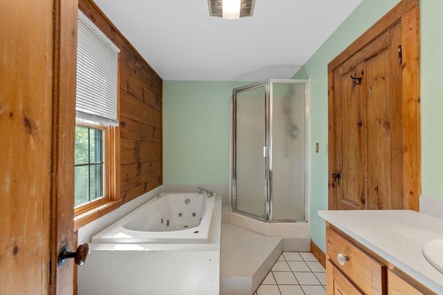 362 Snows Pond Rd, Rochester, MA 02770