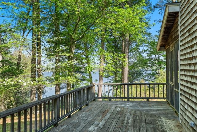 362 Snows Pond Rd, Rochester, MA 02770