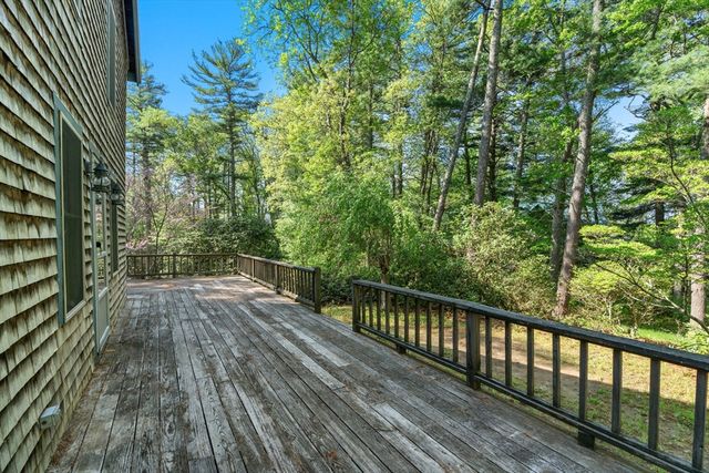 362 Snows Pond Rd, Rochester, MA 02770