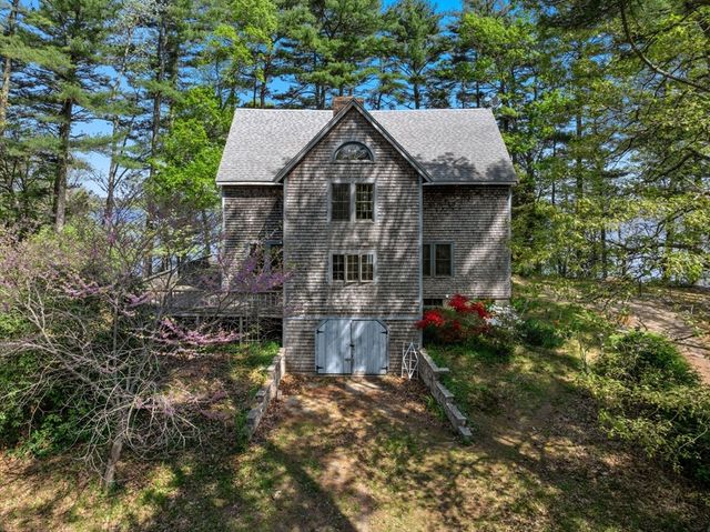 362 Snows Pond Rd, Rochester, MA 02770