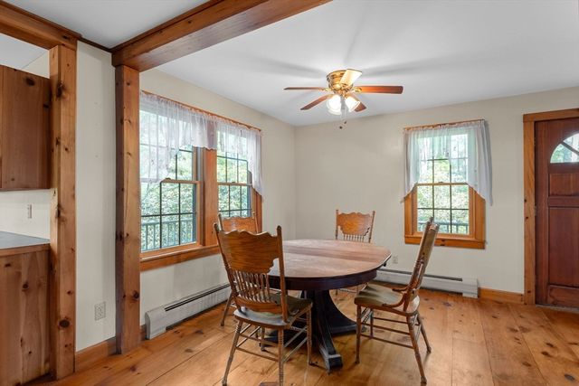 362 Snows Pond Rd, Rochester, MA 02770
