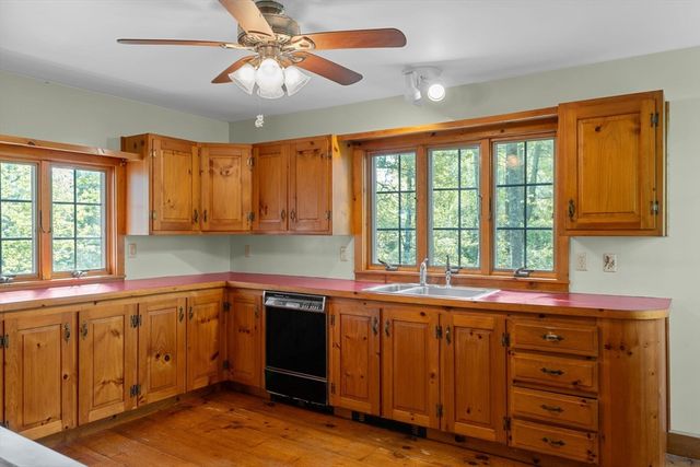 362 Snows Pond Rd, Rochester, MA 02770