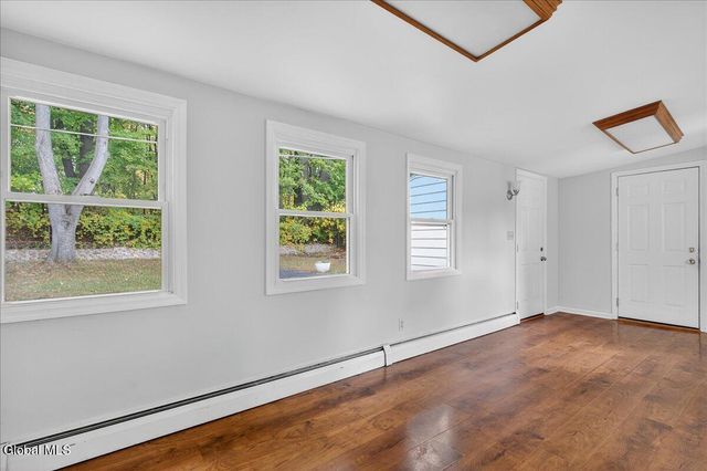 9 Vics Court, Colonie, NY 12205