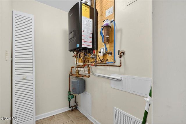 9 Vics Court, Colonie, NY 12205