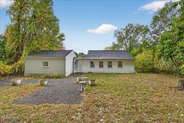 9 Vics Court, Colonie, NY 12205