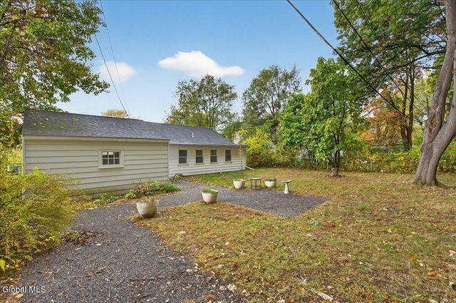 9 Vics Court, Colonie, NY 12205