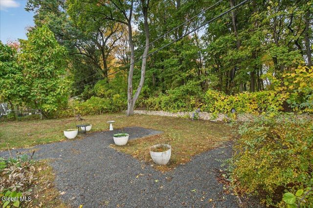 9 Vics Court, Colonie, NY 12205