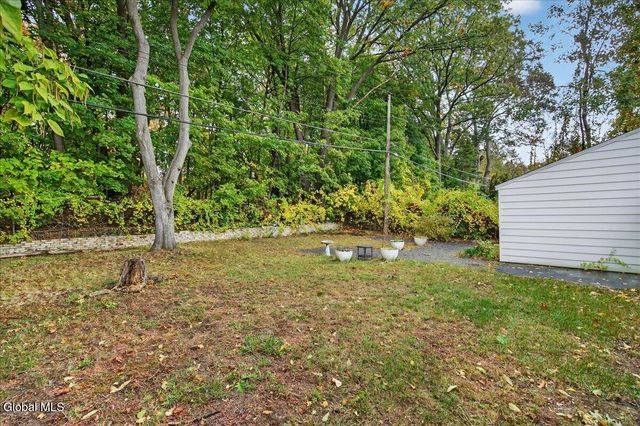 9 Vics Court, Colonie, NY 12205