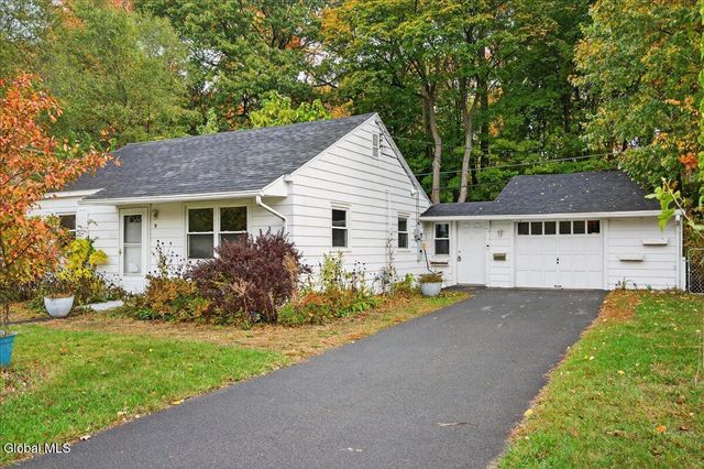 9 Vics Court, Colonie, NY 12205