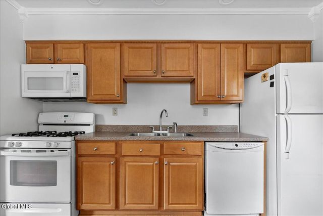 9 Vics Court, Colonie, NY 12205